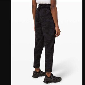 Lululemon Keep Moving Pant 7/8 High-Rise in Camo Deep Coal Multi | Size 6